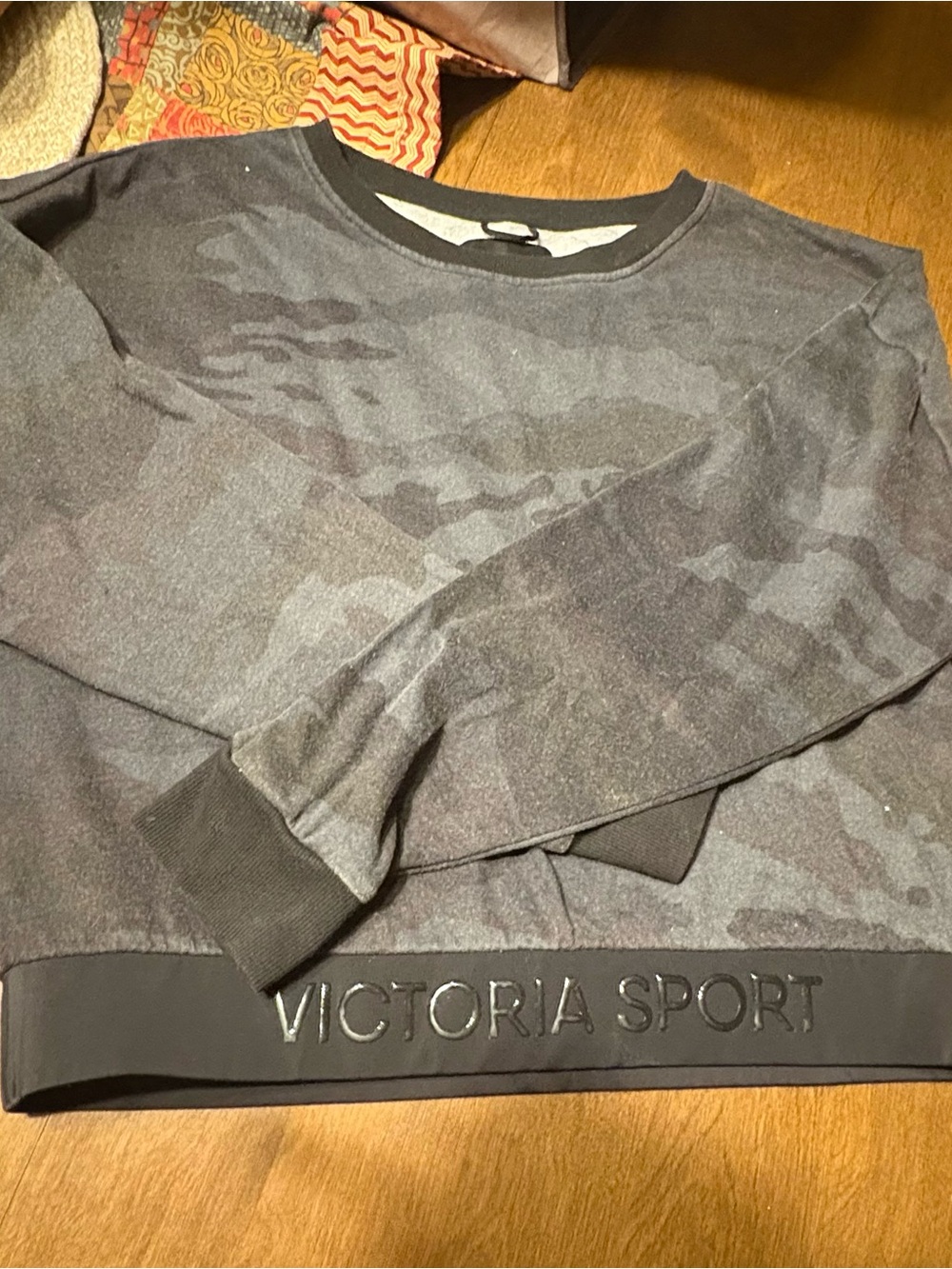 Victoria Sport Gray Camo Athletic Crop Top